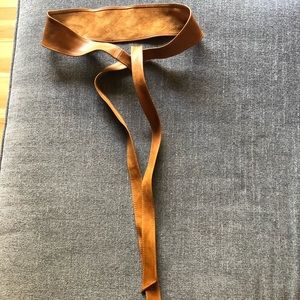 ADORABLE tan leather tie belt
